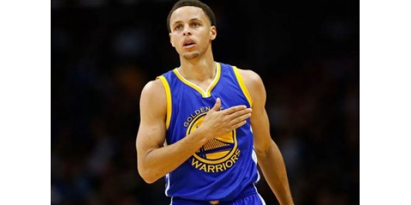 La enfermera de Oakland lleva un Camisetas de Curry en la parte delantera